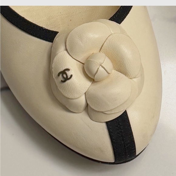 Authentic Chanel Camellia Leather Ballet Flats in Cream & Black size 41 - Picture 2 of 6